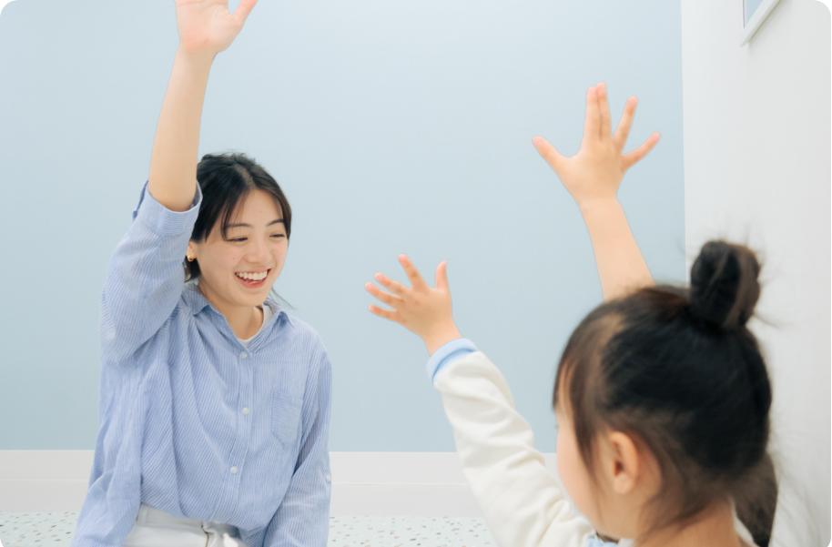 手を挙げている子どもたち