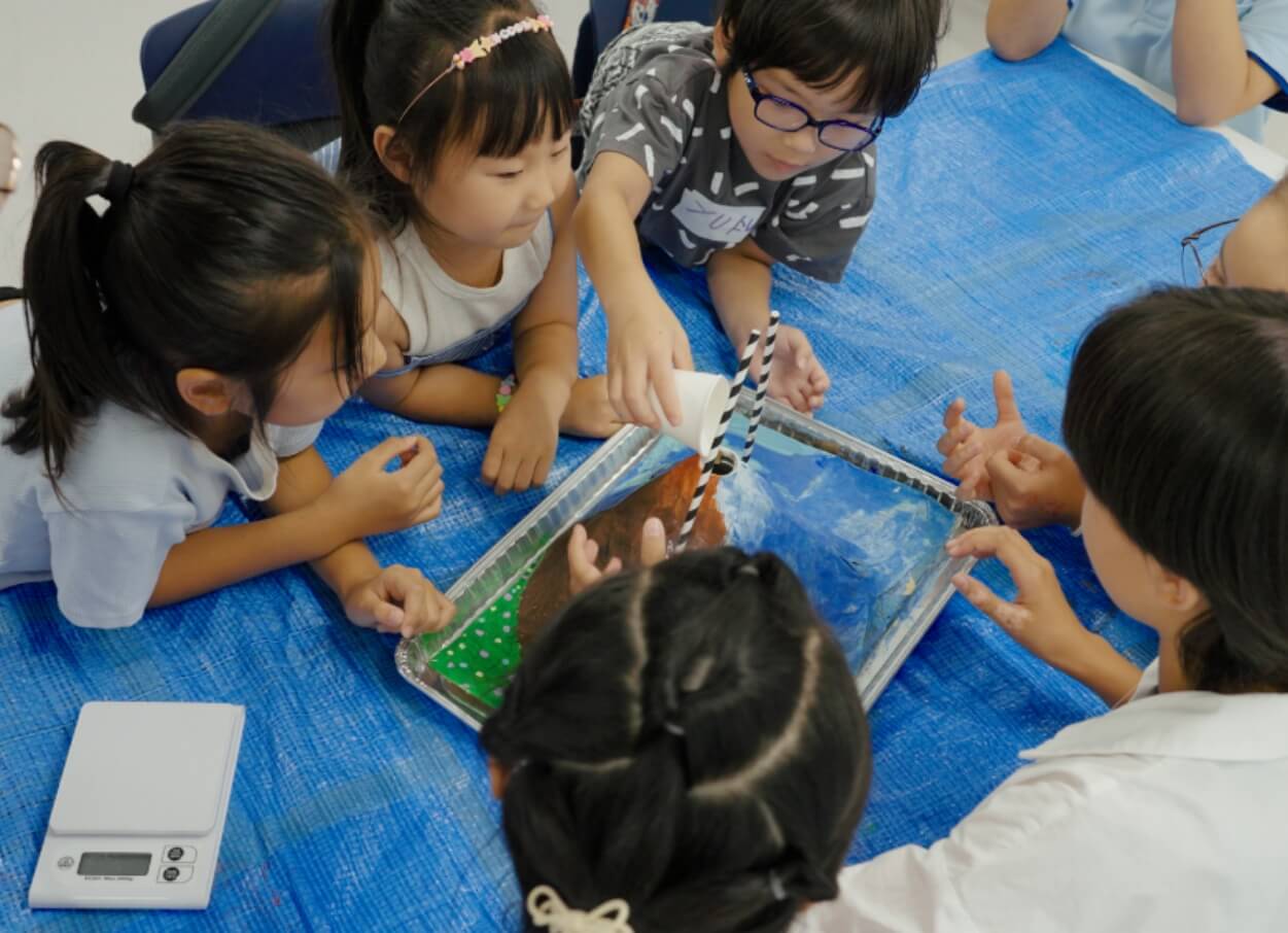 子供たちが実験をしている様子